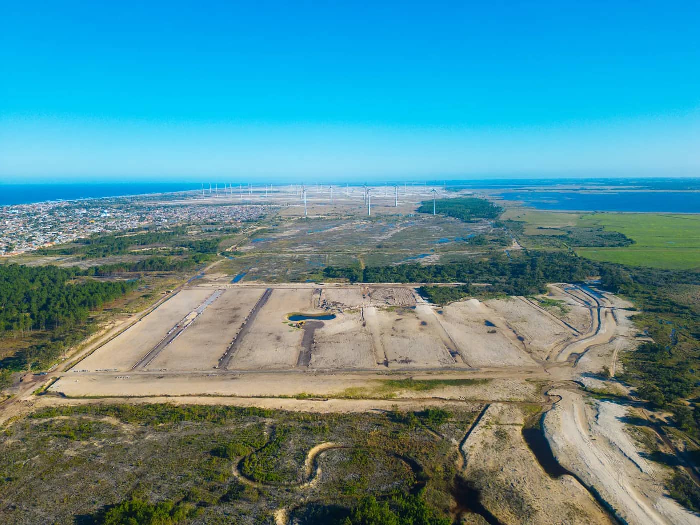 Quadras da Fase 1 e o lago central em obra, em julho de 2026