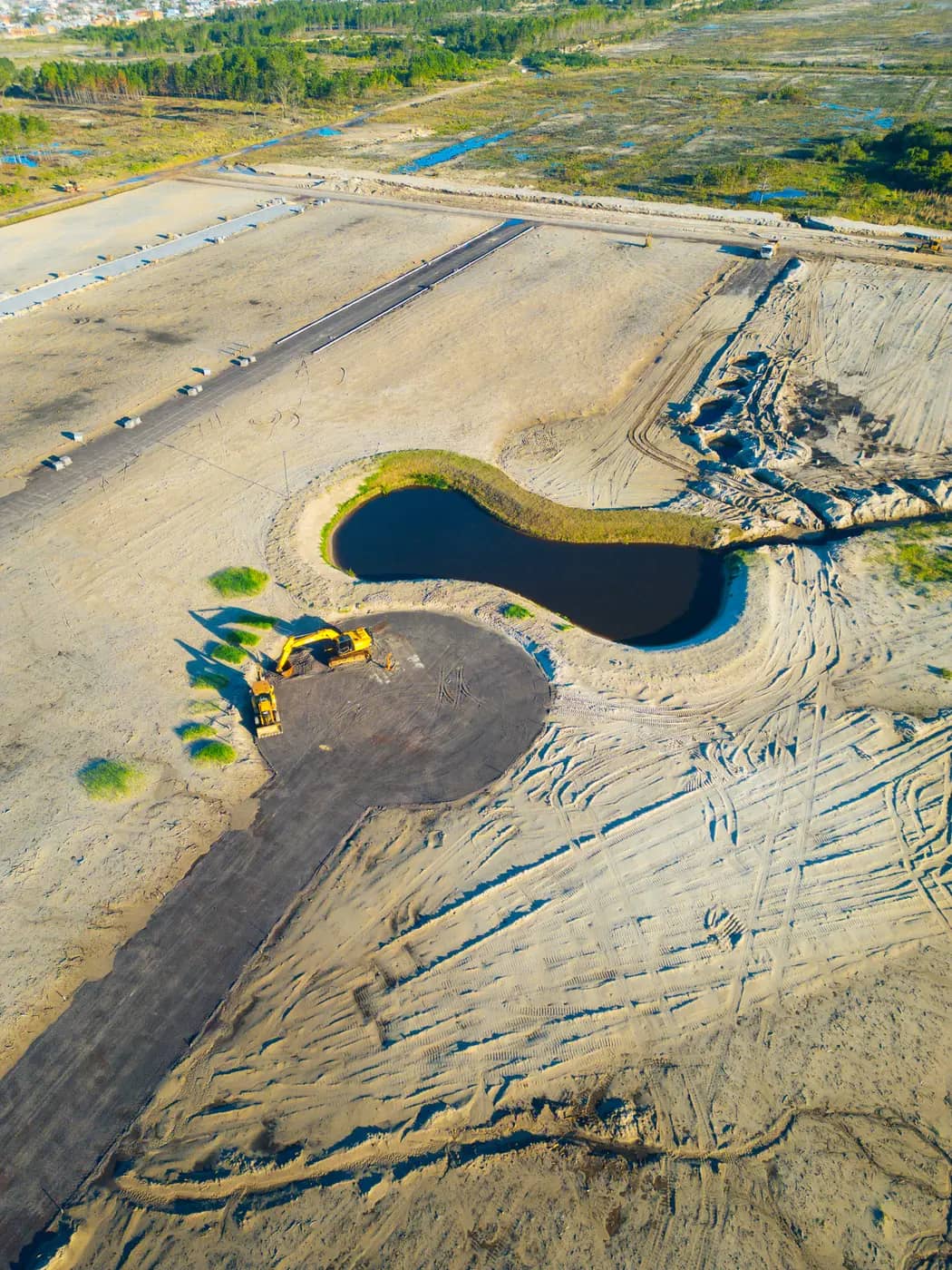 Lago central escavado, visto de cima, em julho de 2026