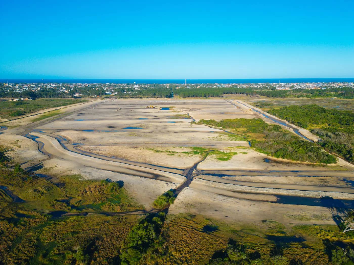 A área do loteamento vista da lagoa em direção ao mar, em julho de 2026