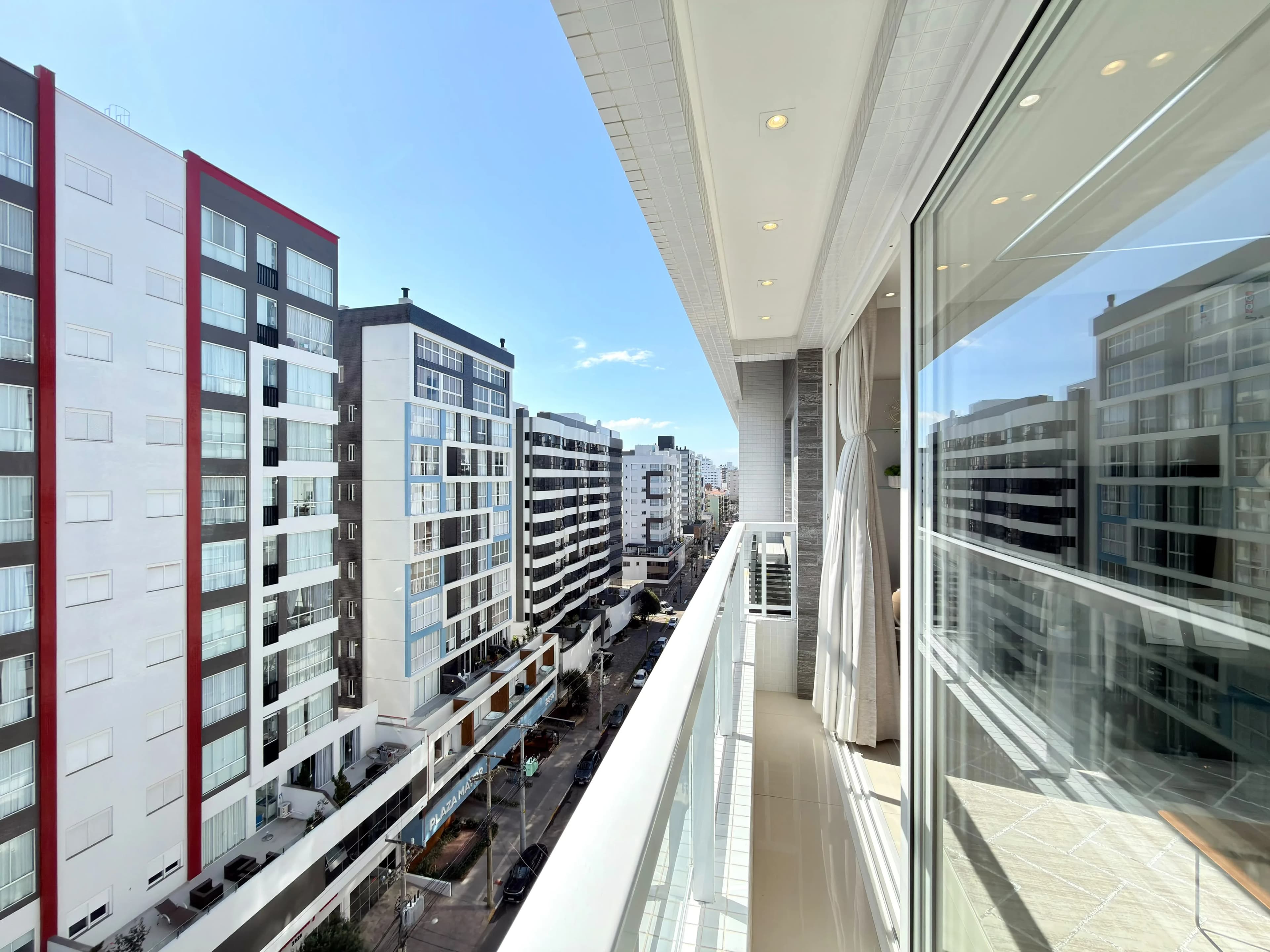 Cozinha americana integrada com bancada e vista para a sala de jantar