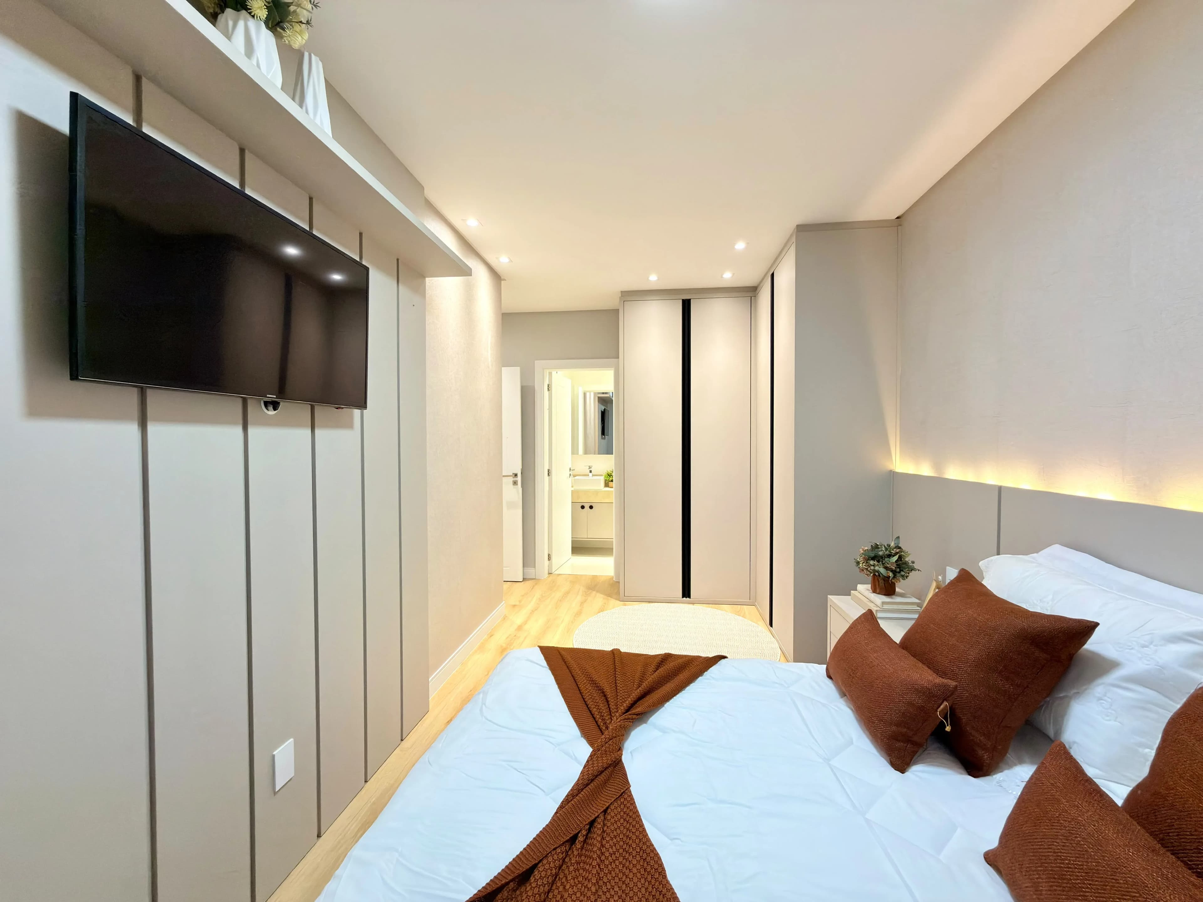 Cozinha compartilhada do rooftop, com bancada e banquetas