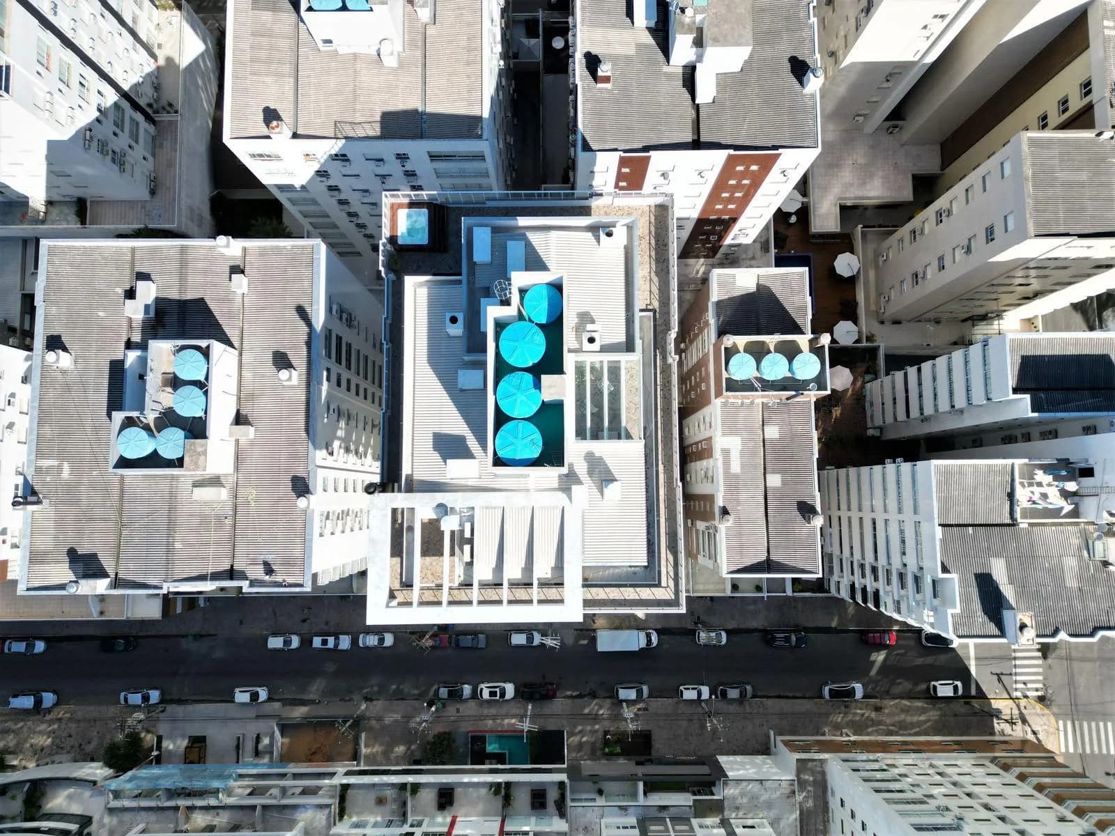 Piscina interna aquecida do edifício