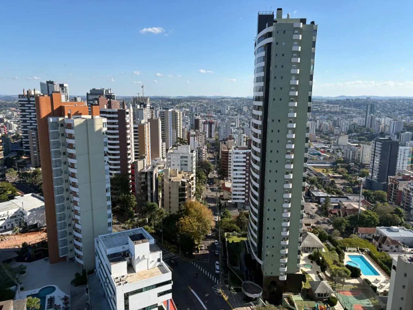 Vista do alto para a avenida e os prédios do entorno.