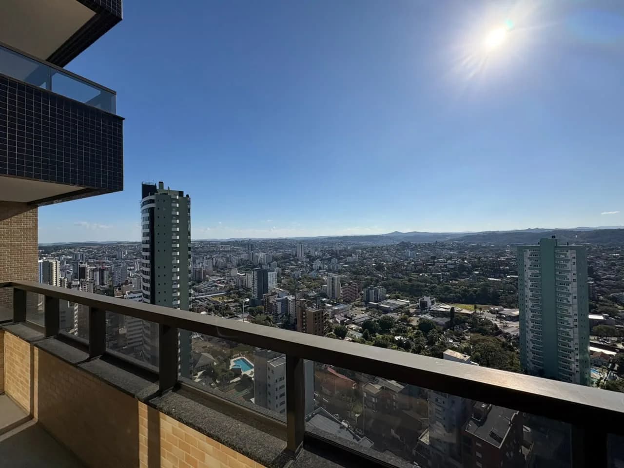 Vista da cidade e dos morros a partir da sacada do apartamento.
