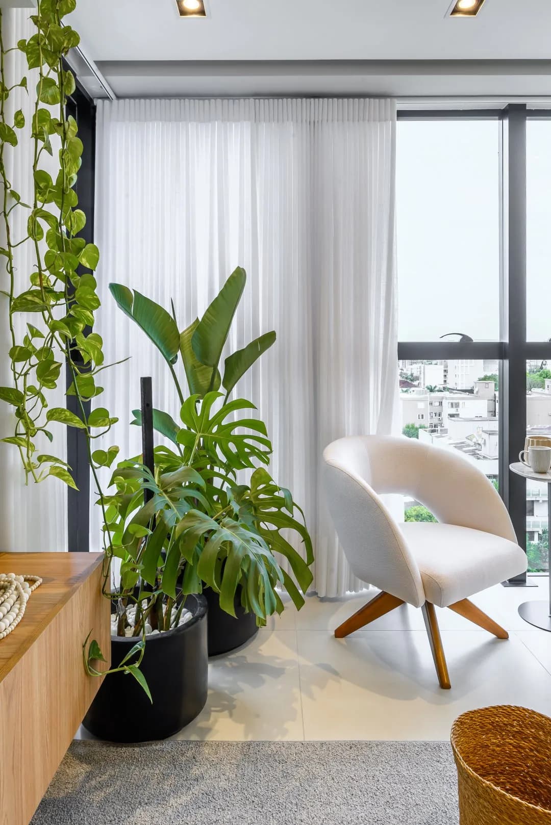 Estar com poltrona e vista da cidade.