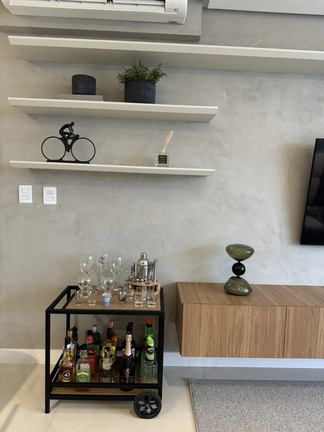 Bar com carrinho de bebidas ao lado do estar.