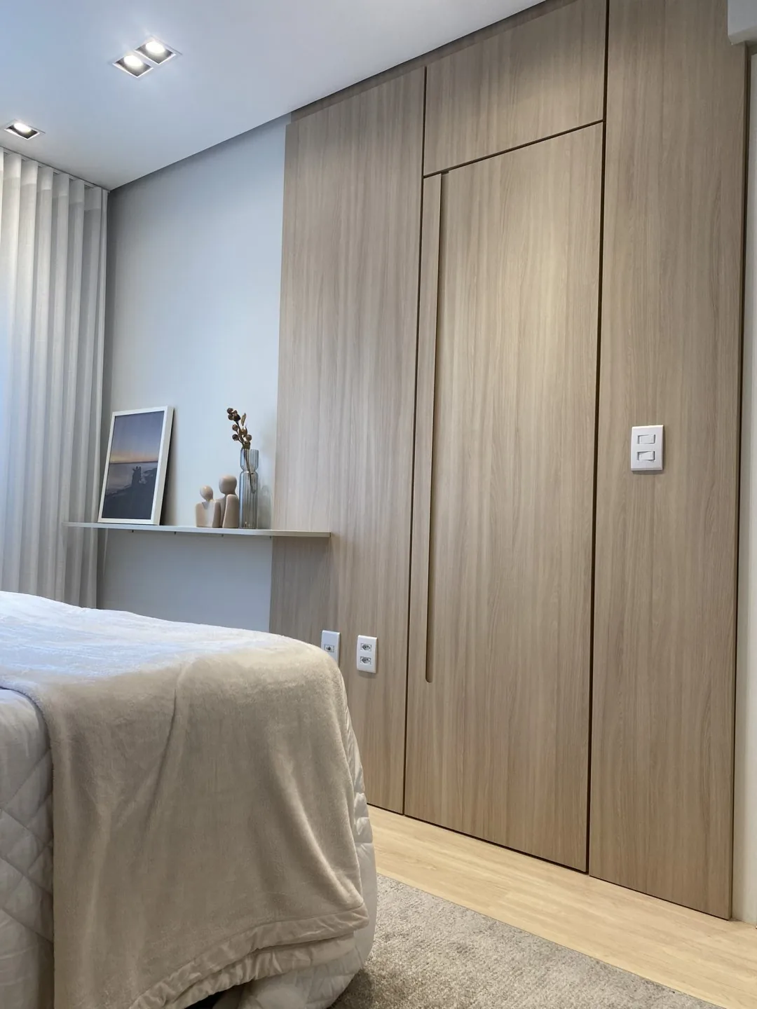 Dormitório com cama de casal e criado-mudo.