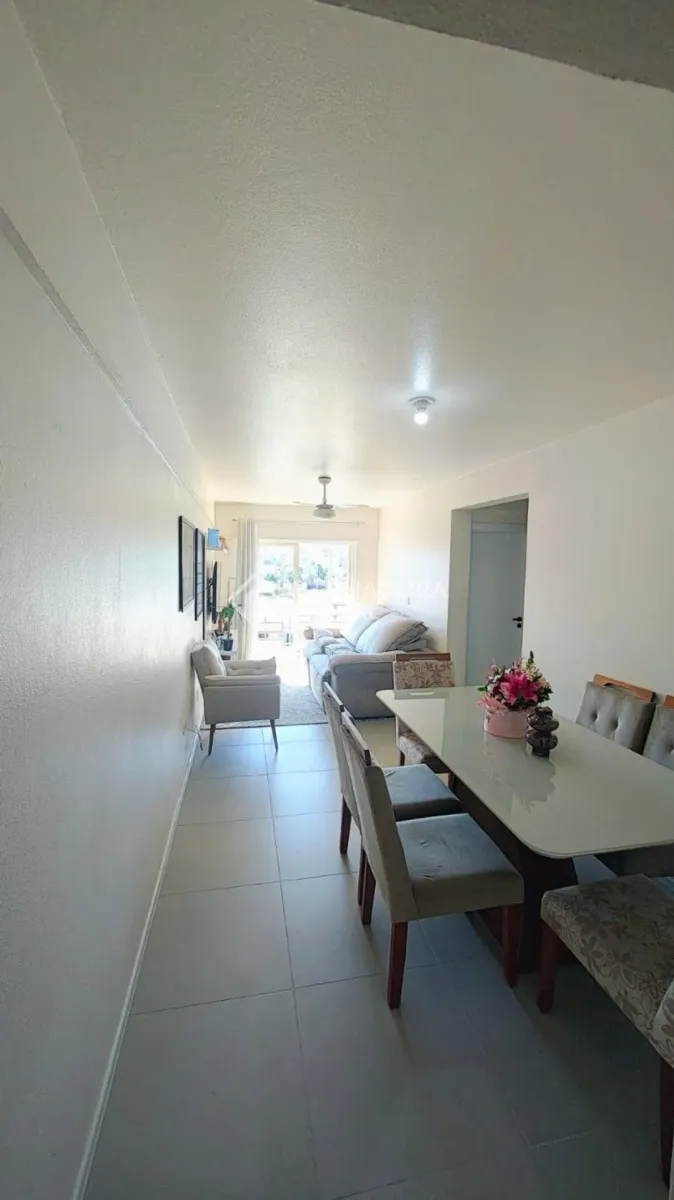 Corredor e sala de jantar do apartamento na Avenida Brasil, Centro de Campo Bom.