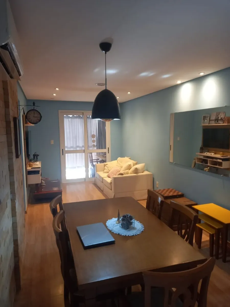 Sala de estar e jantar integradas do apartamento no Centro de São Leopoldo, com varanda ao fundo.