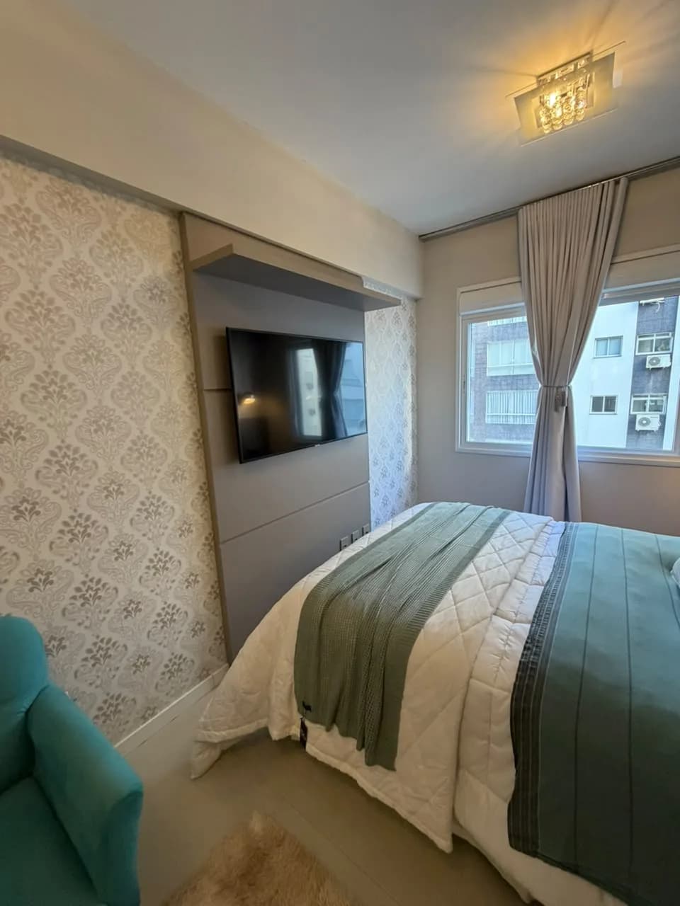 Dormitório com cama de casal, tons verdes