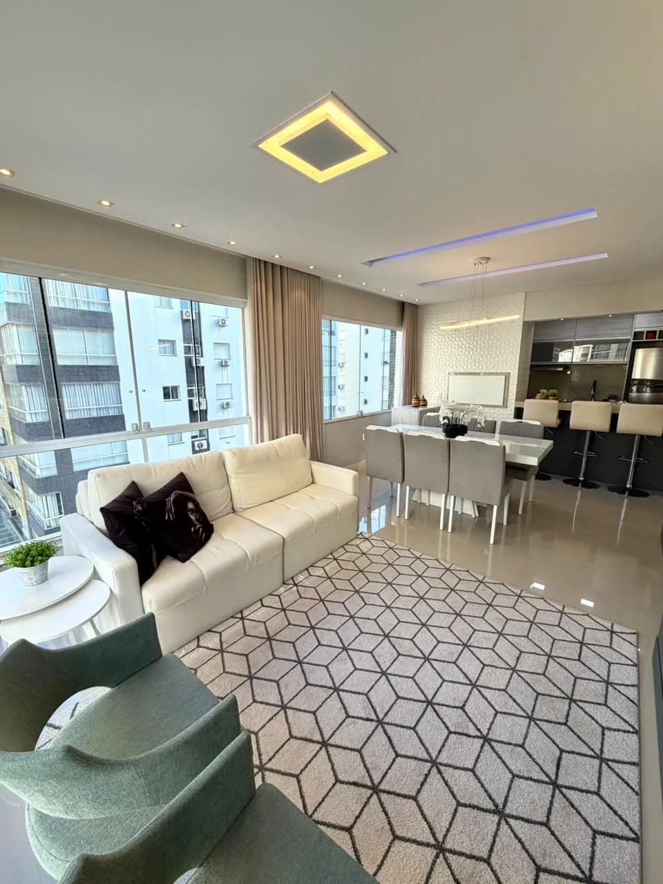 Sala de estar e jantar com vista para os prédios vizinhos