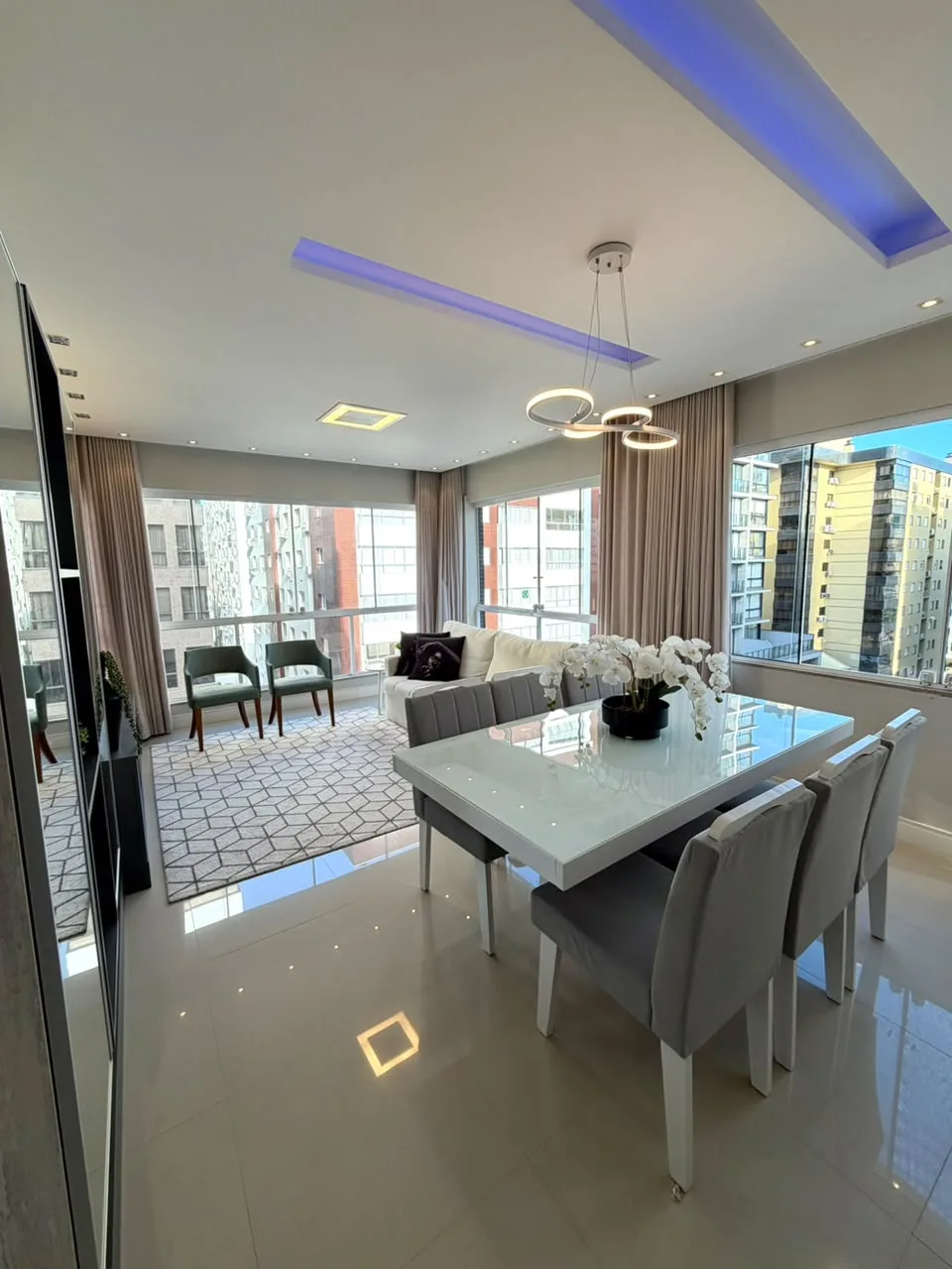 Sala de jantar com vista para a cidade