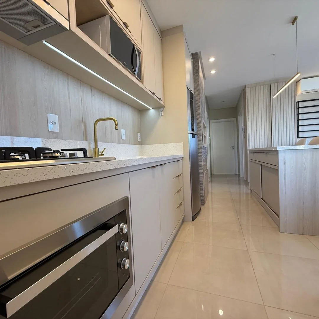 Cozinha com cooktop e forno embutido.
