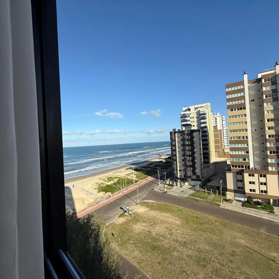 Vista aérea da orla de Tramandaí, a uma quadra.