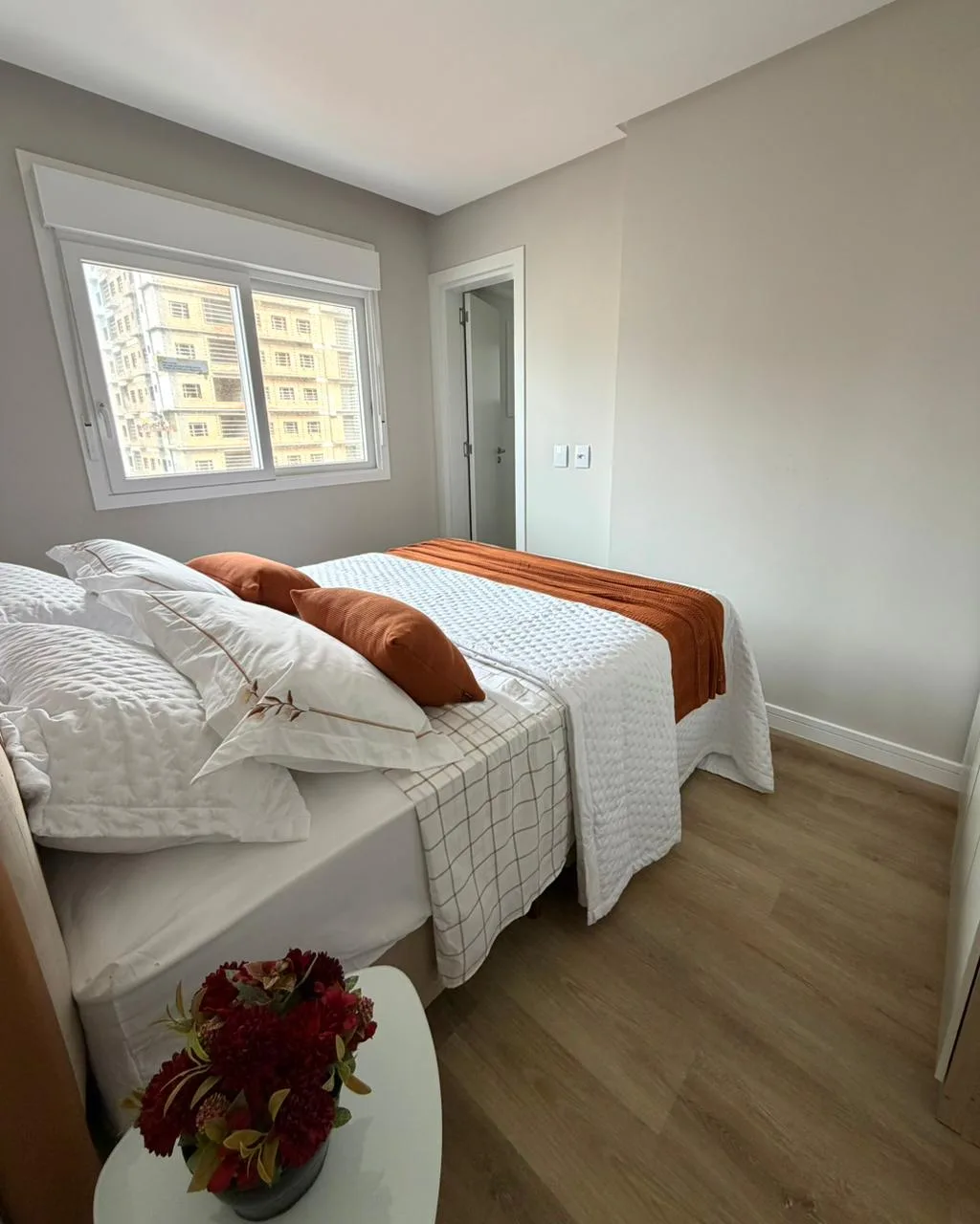 Dormitório com cama de casal e roupeiro planejado
