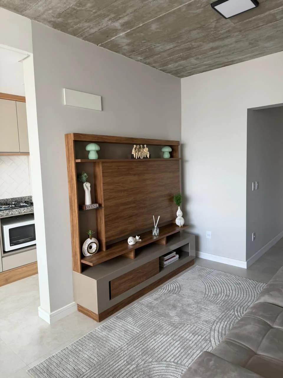 Cozinha com espaço para eletrodomésticos e rack de TV