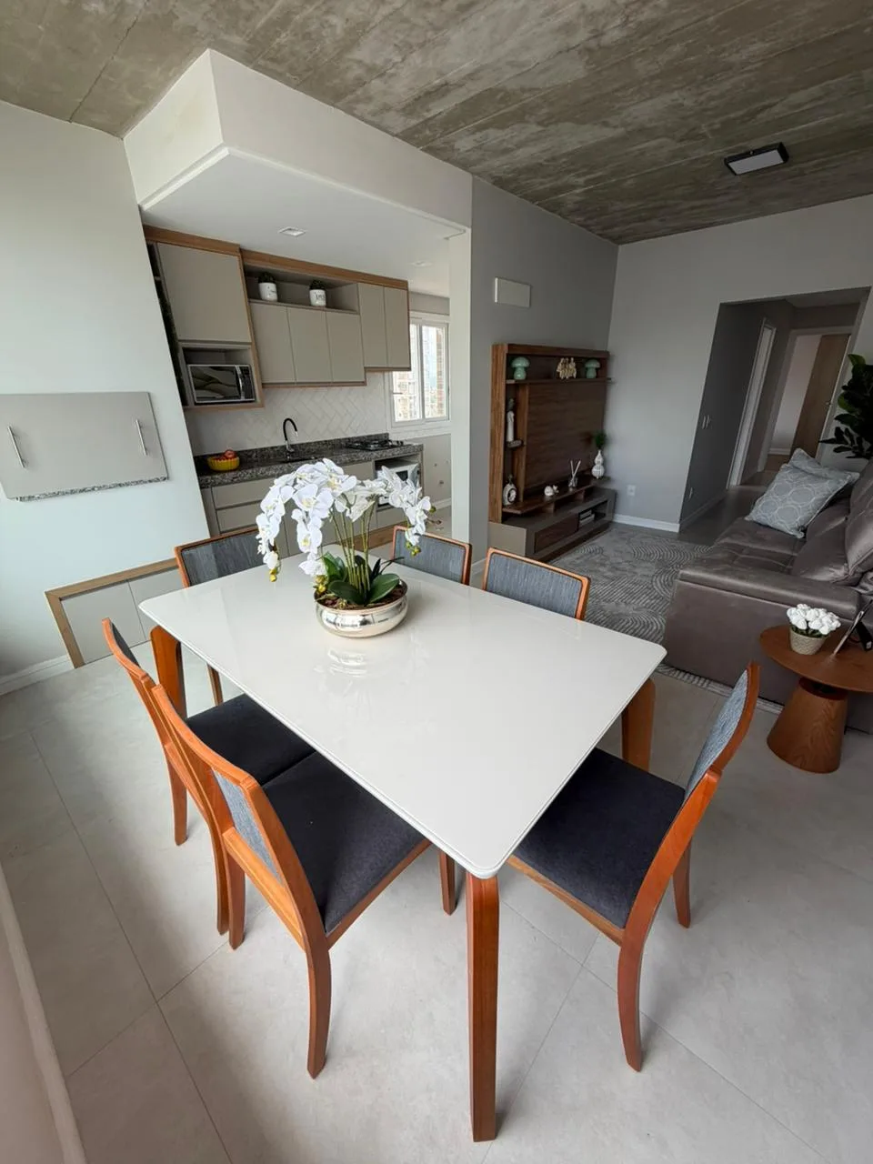 Sala de jantar com mesa e vaso de flores