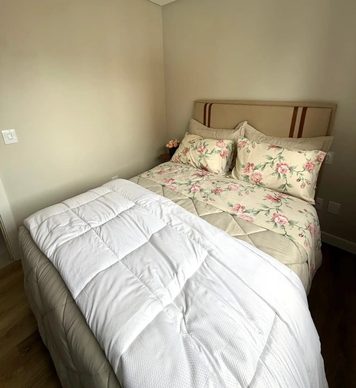 Dormitório com cama de casal estampada