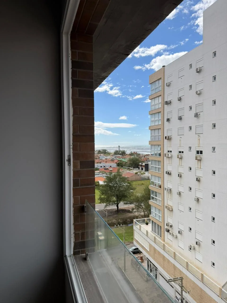 Vista da fachada do prédio, ainda em obras de acabamento