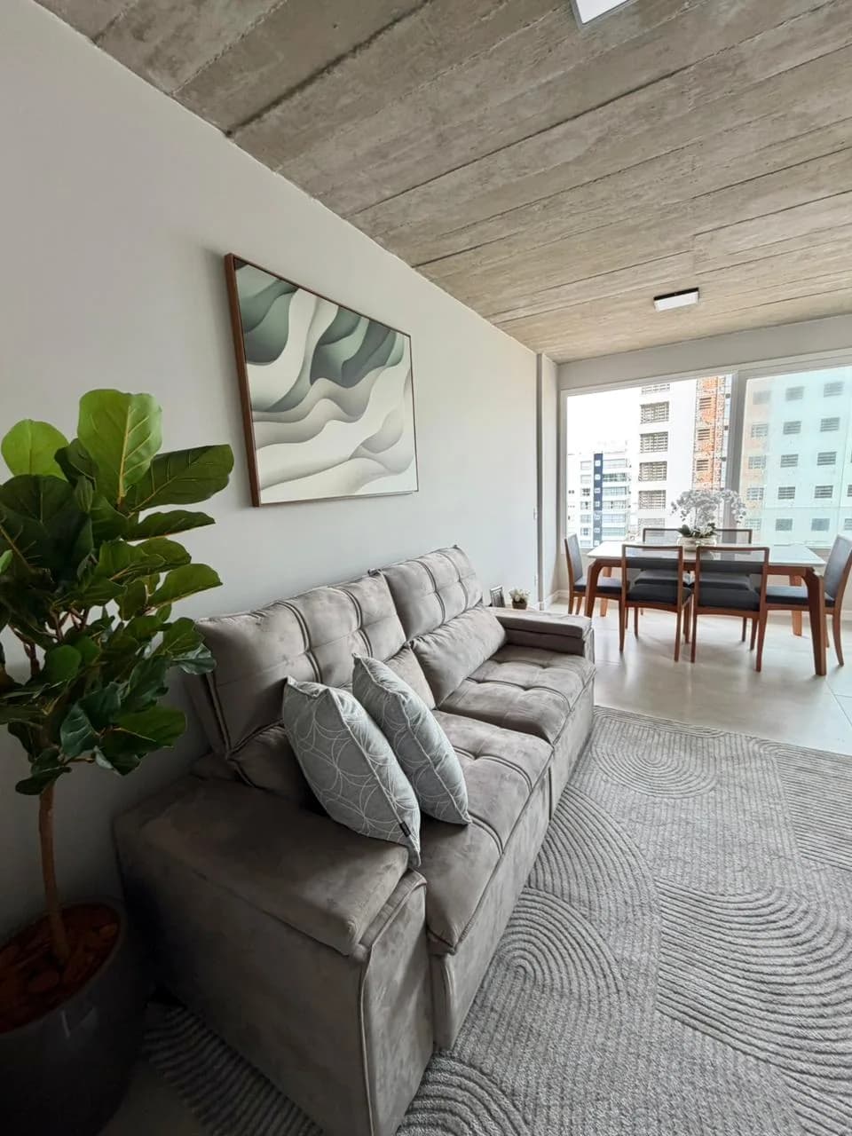Sala de estar e jantar vistas em conjunto
