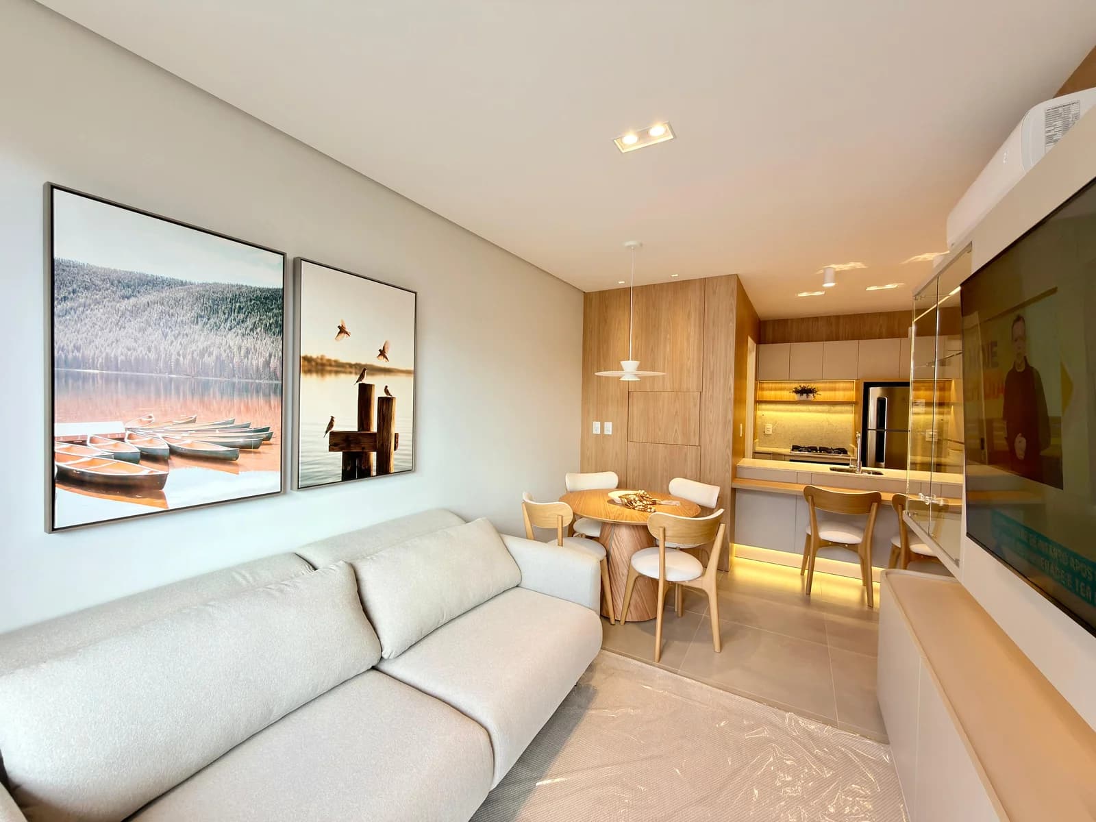 Sala de estar e jantar integradas à cozinha, no apartamento 602.