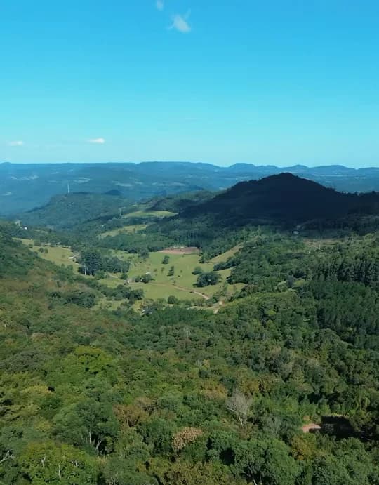 Vista aérea panorâmica das coxilhas da Serra Gaúcha, no loteamento Linha Nova.