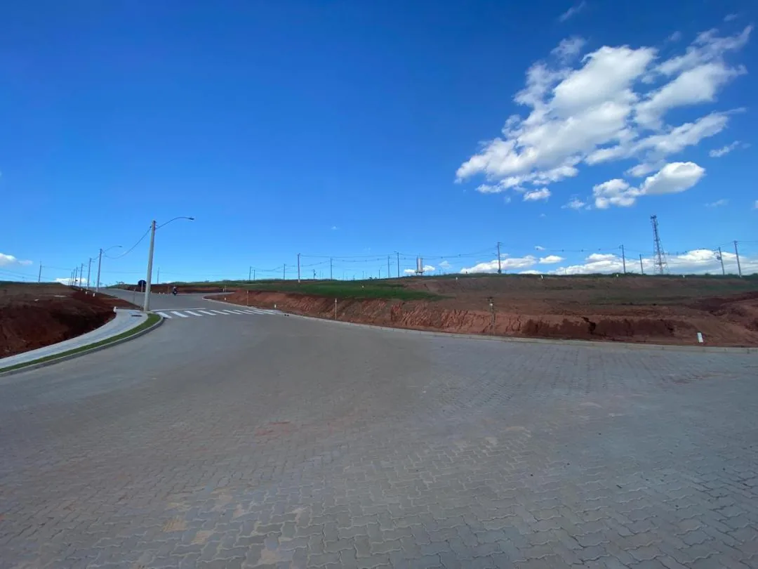 Playground e área de convivência da praça.