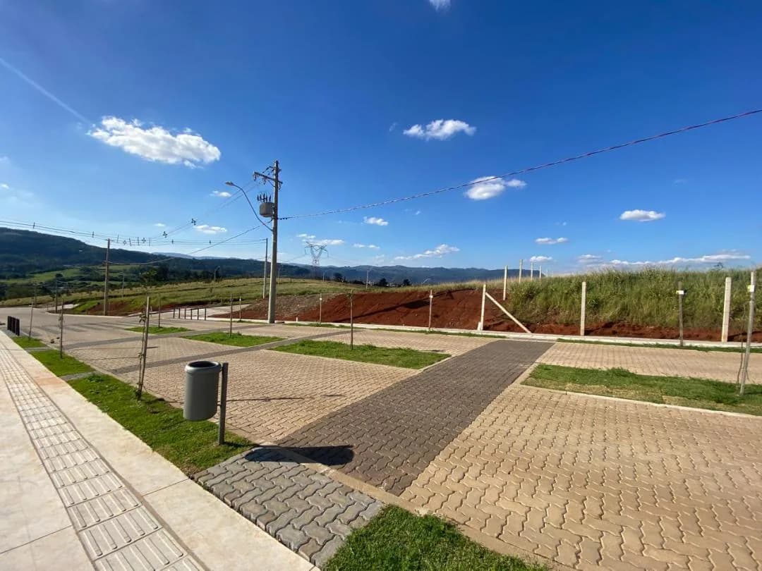 Calçada e passeio, com o lote à direita.