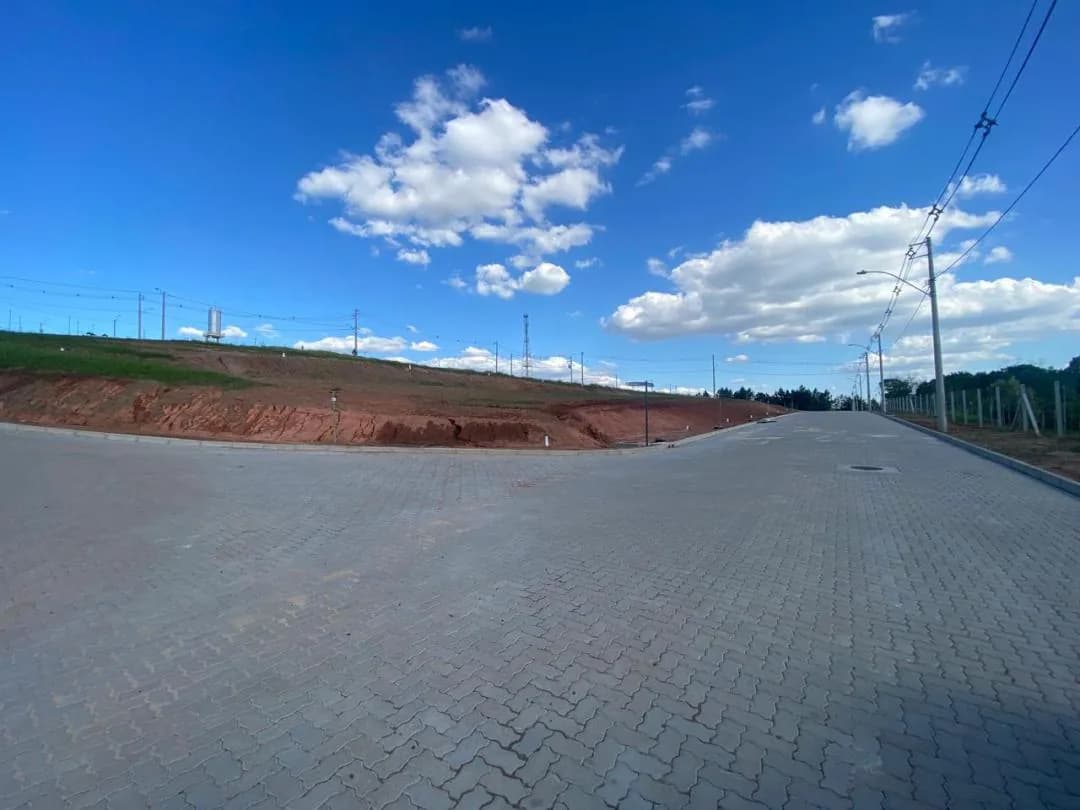 Rua interna, com lotes demarcados dos dois lados.