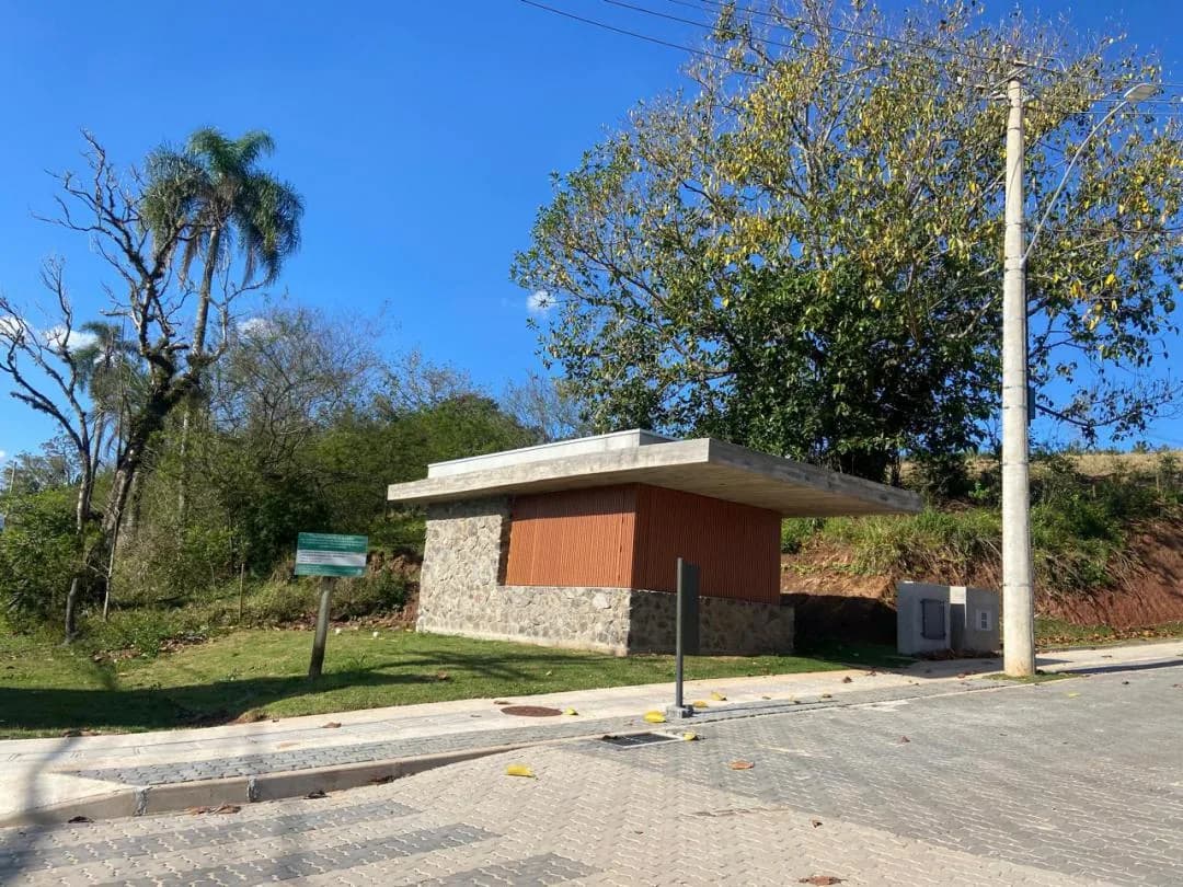 Rua pavimentada subindo a quadra.