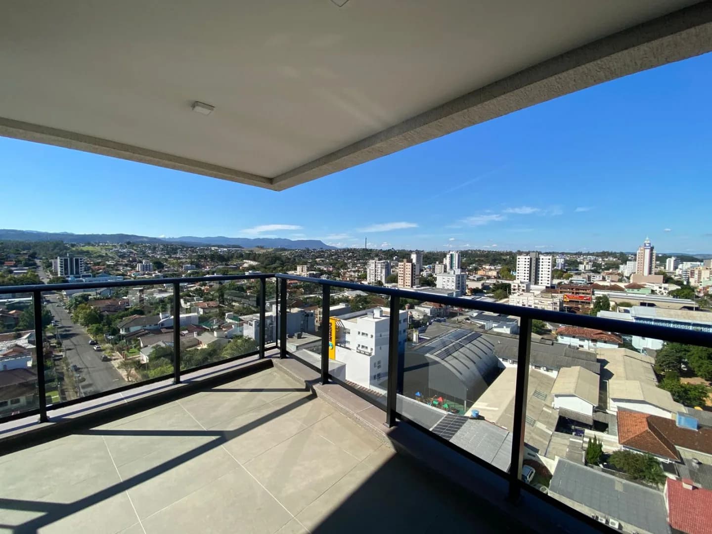Sacada com vista aberta para a cidade.