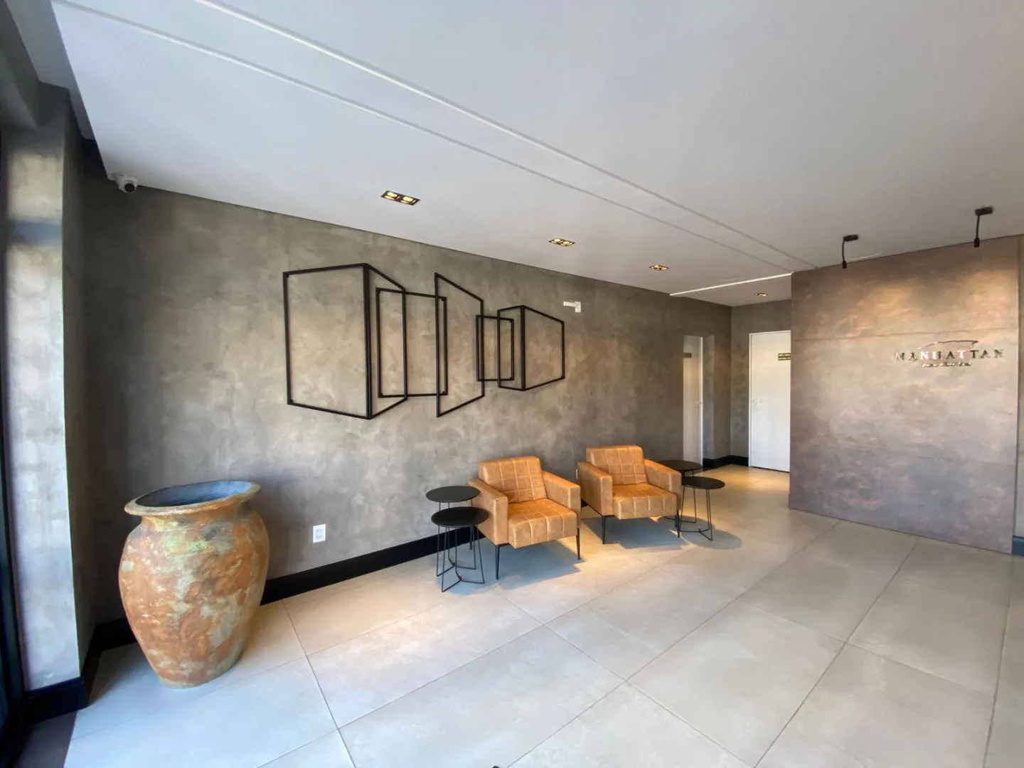 Espaço gourmet interno, com poltronas.