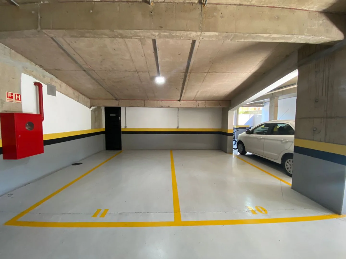 Box de garagem no pavimento térreo.
