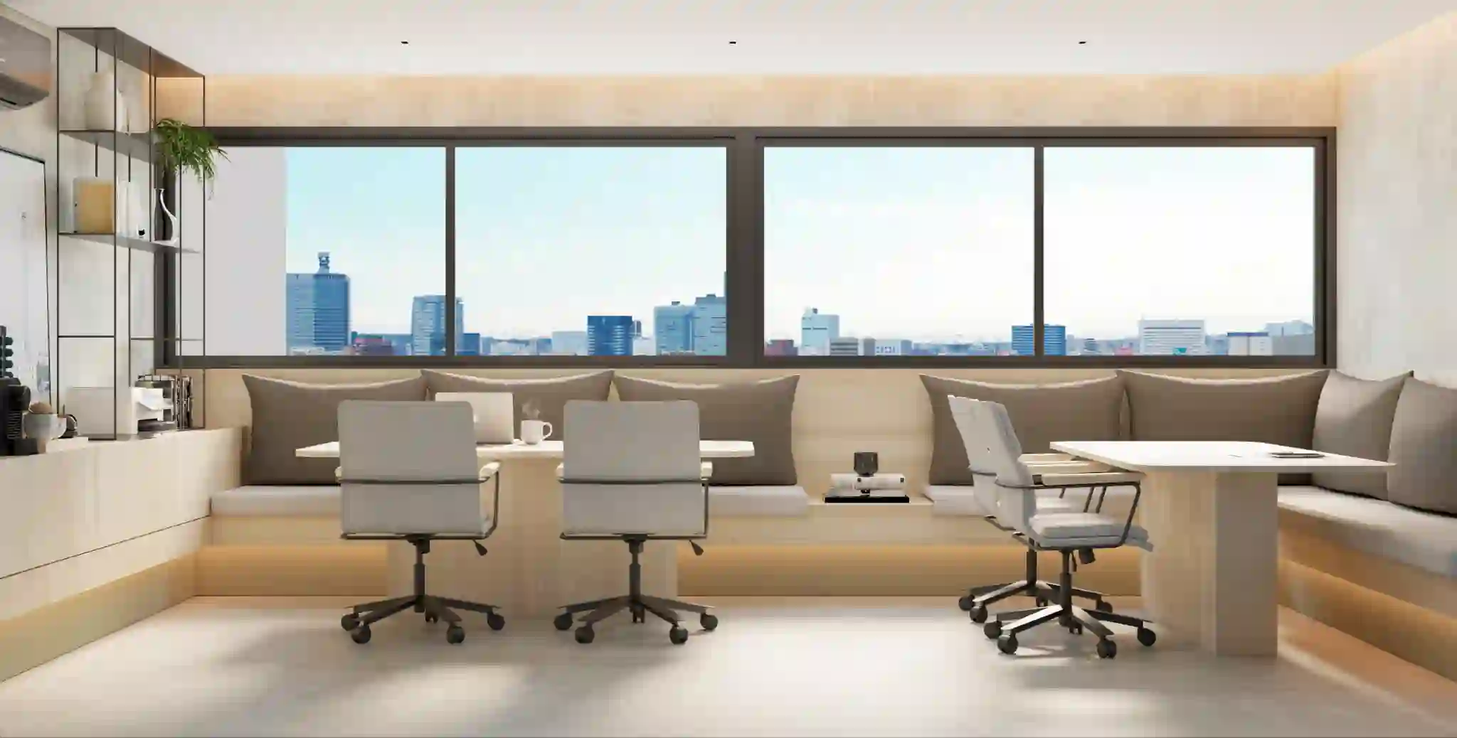 Coworking do rooftop, com mesas voltadas para a janela panorâmica e vista da cidade.