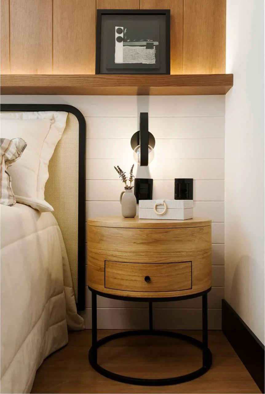 Segundo dormitório, com quadro e luminária de leitura.
