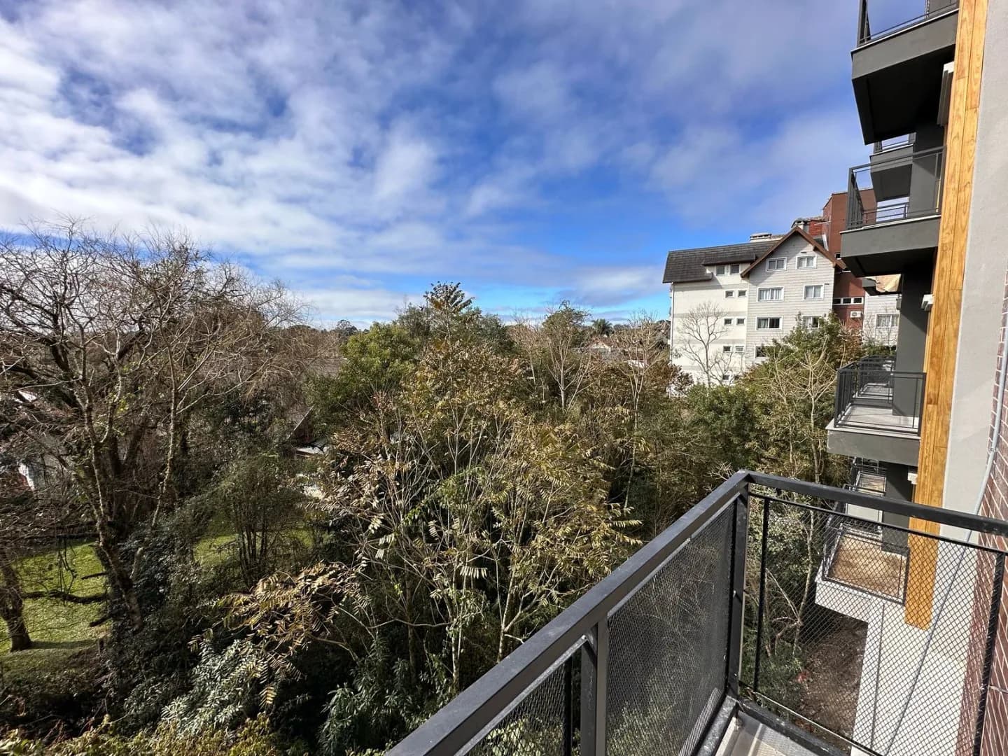 Vista da varanda para o vale arborizado de Gramado.