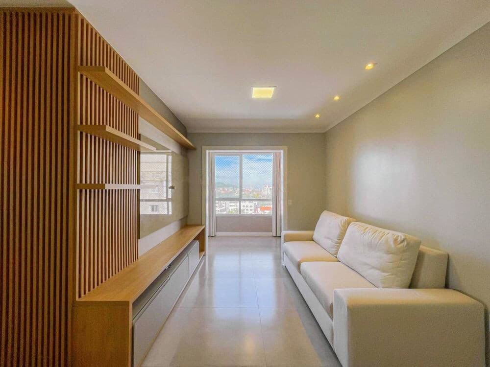 Sala de estar com painel ripado e sofá