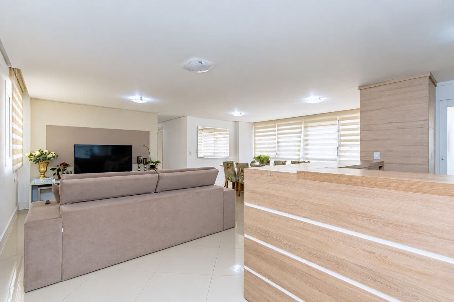 Sala de estar com sofá e TV, vista ampla
