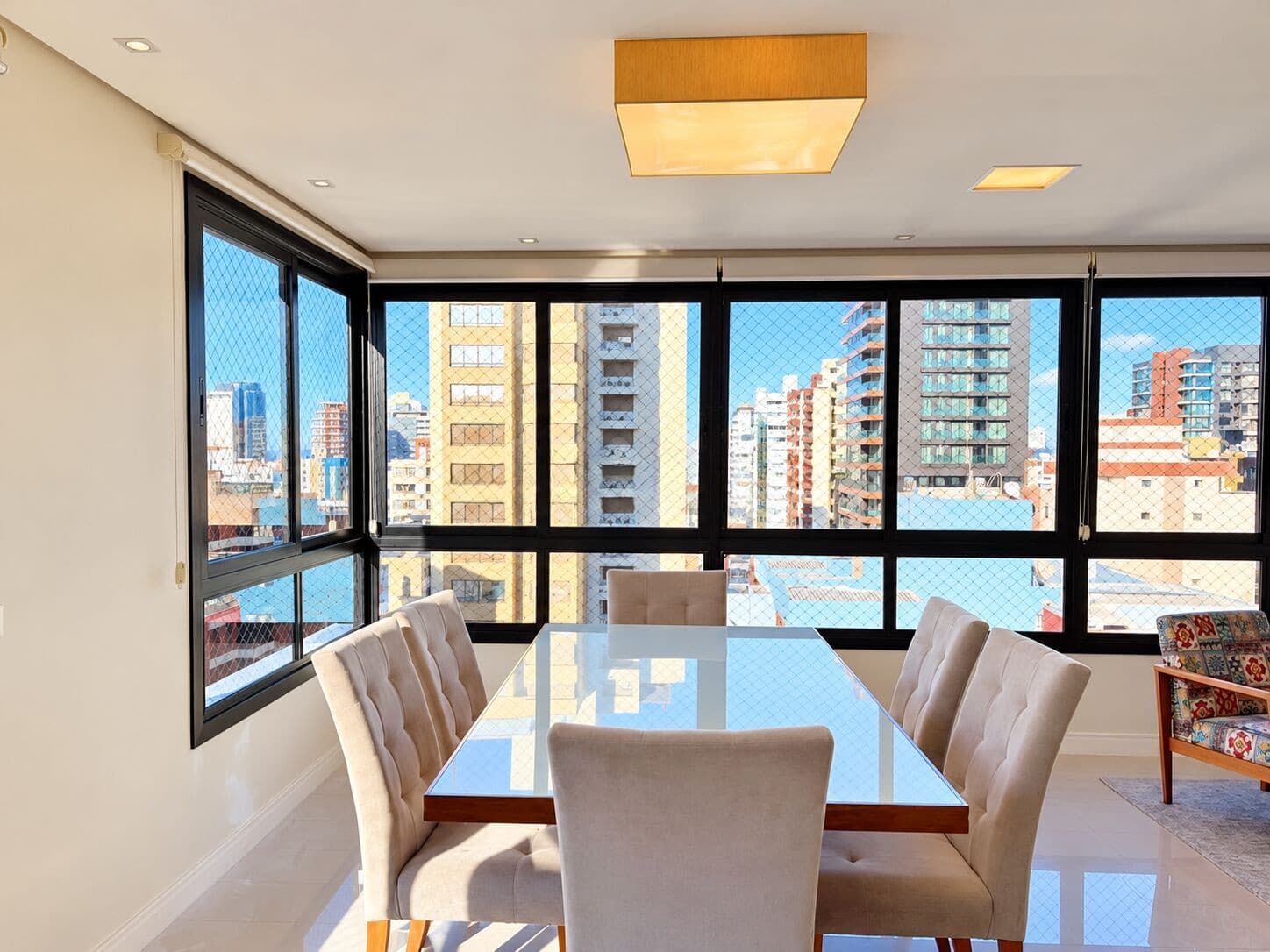 Sala de jantar com janelas de ponta a ponta