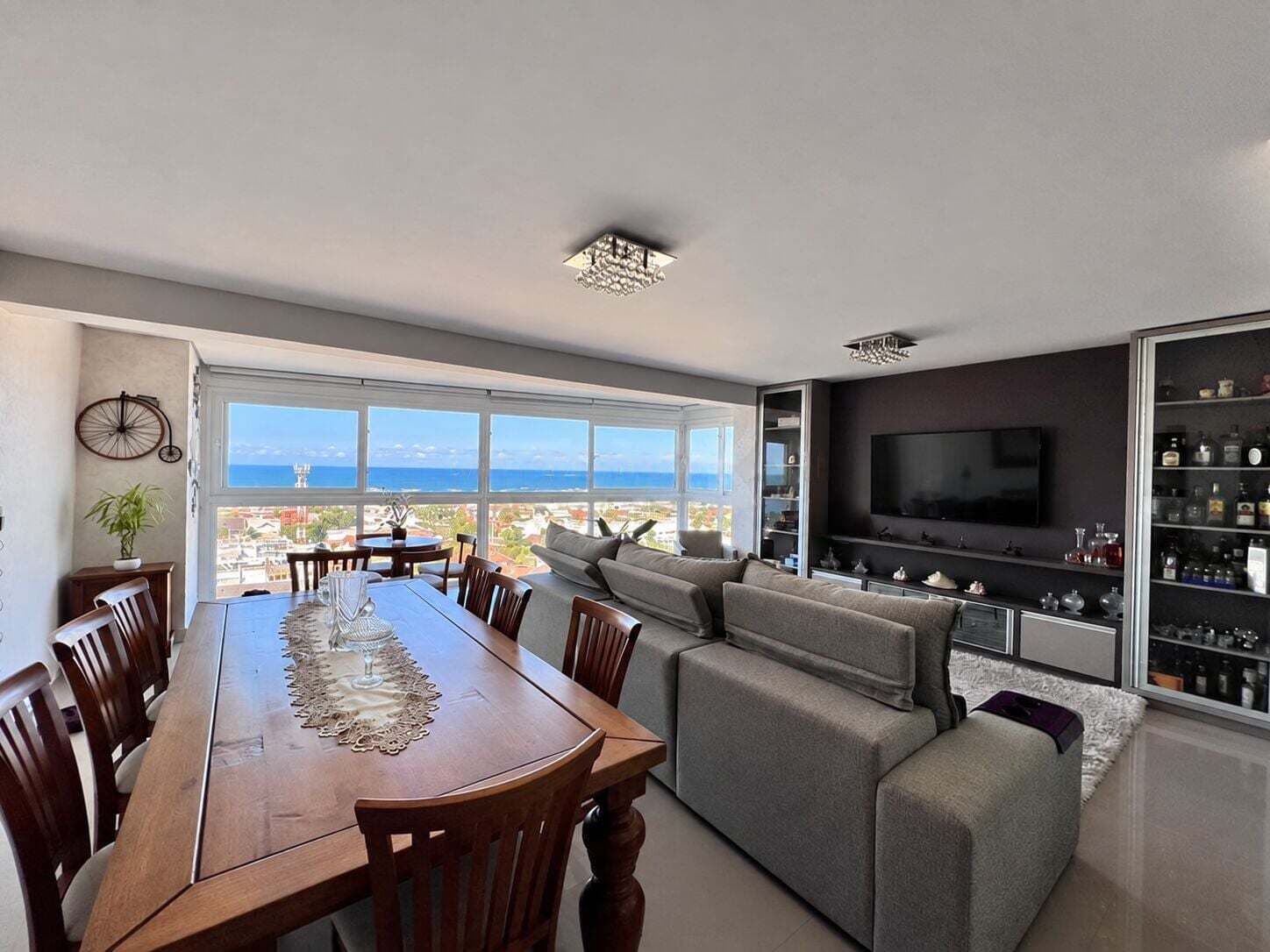 Sala de estar e jantar, com janelões para o mar