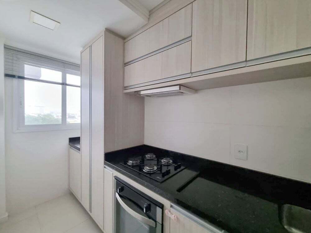 Cozinha em corredor, com forno embutido e janela