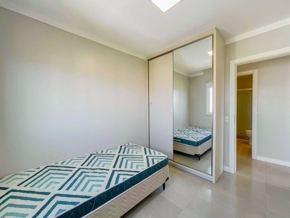 Segundo quarto com armário embutido e espelho