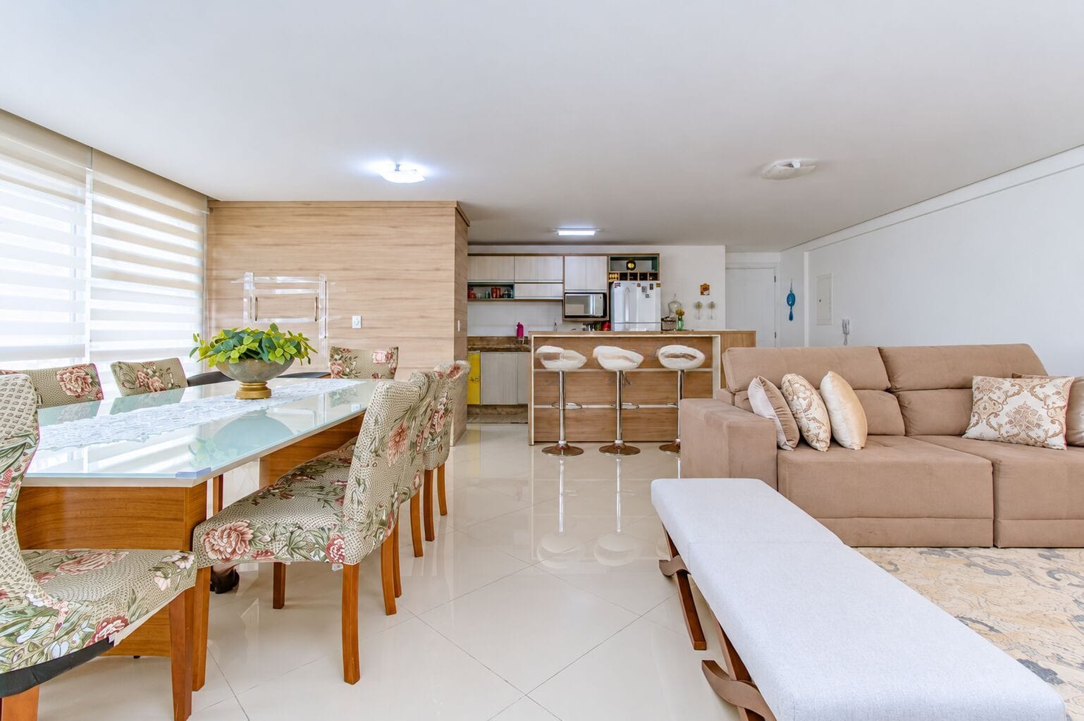 Cozinha, sala de jantar e estar integradas