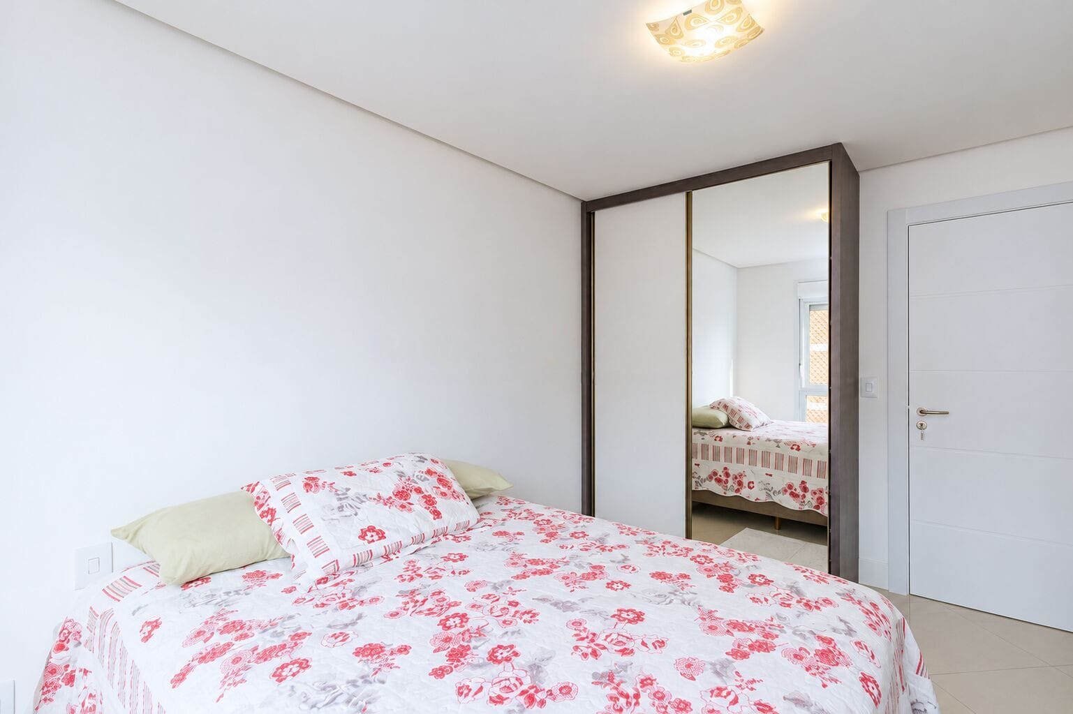 Quarto com armário espelhado