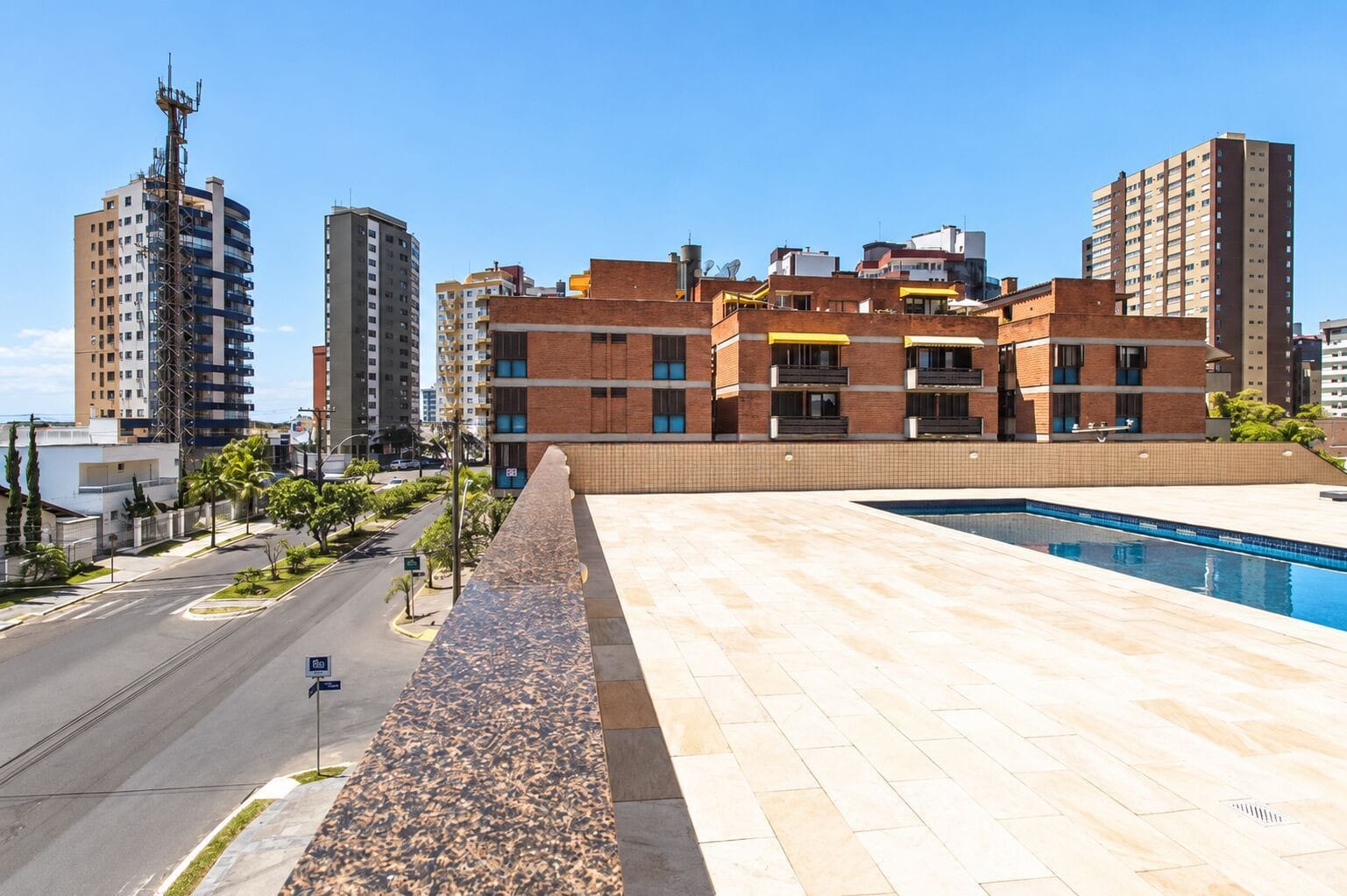Piscina e terraço do condomínio