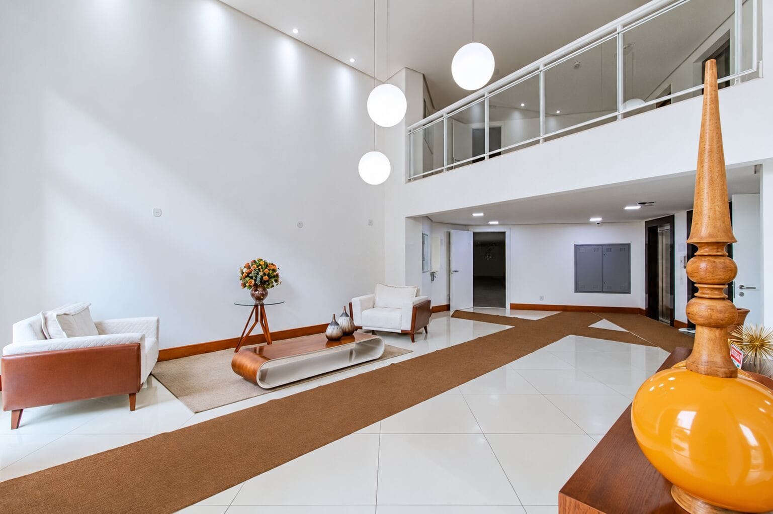 Hall de entrada com pé-direito duplo