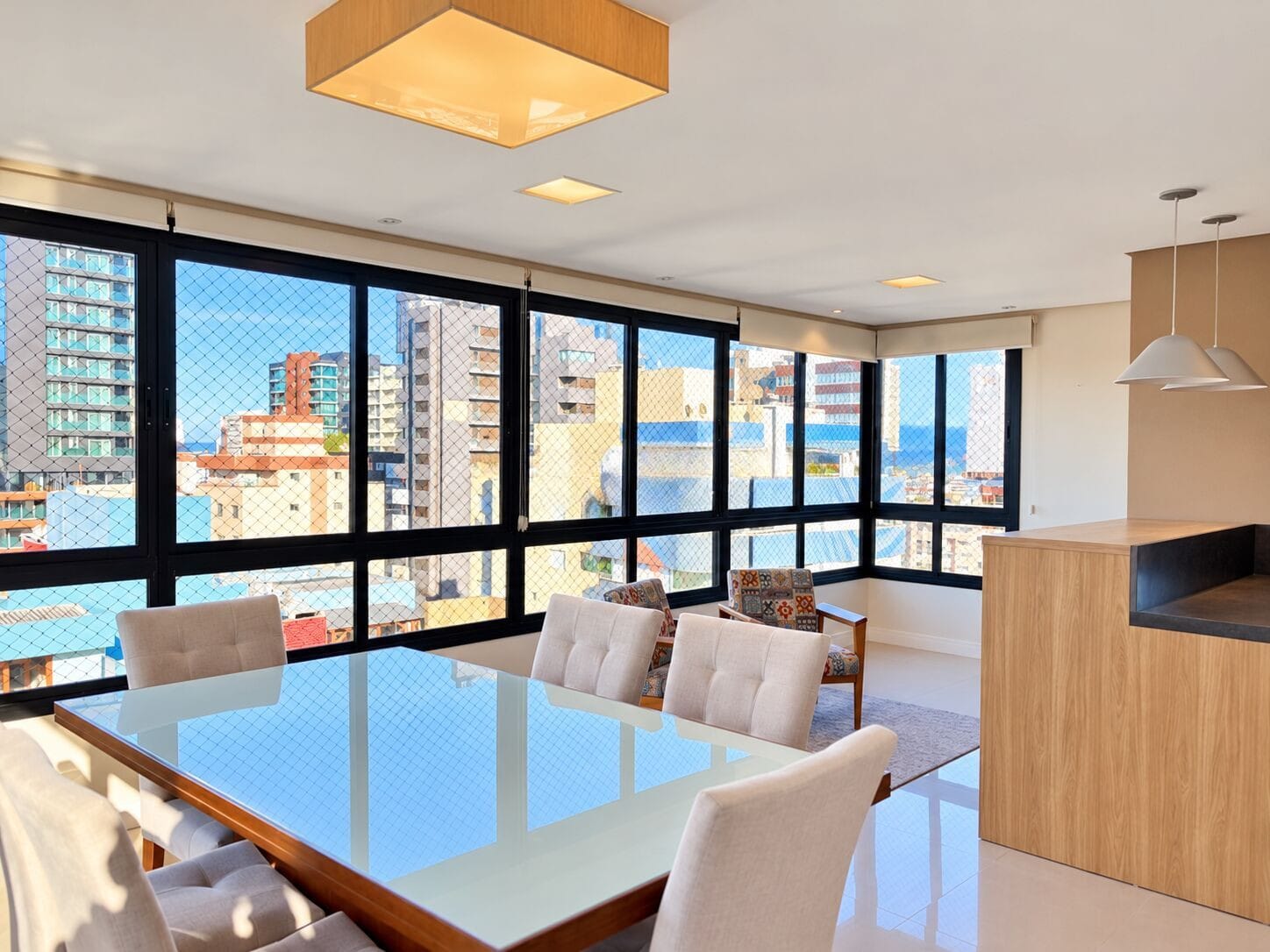 Sala de jantar com vista da cidade
