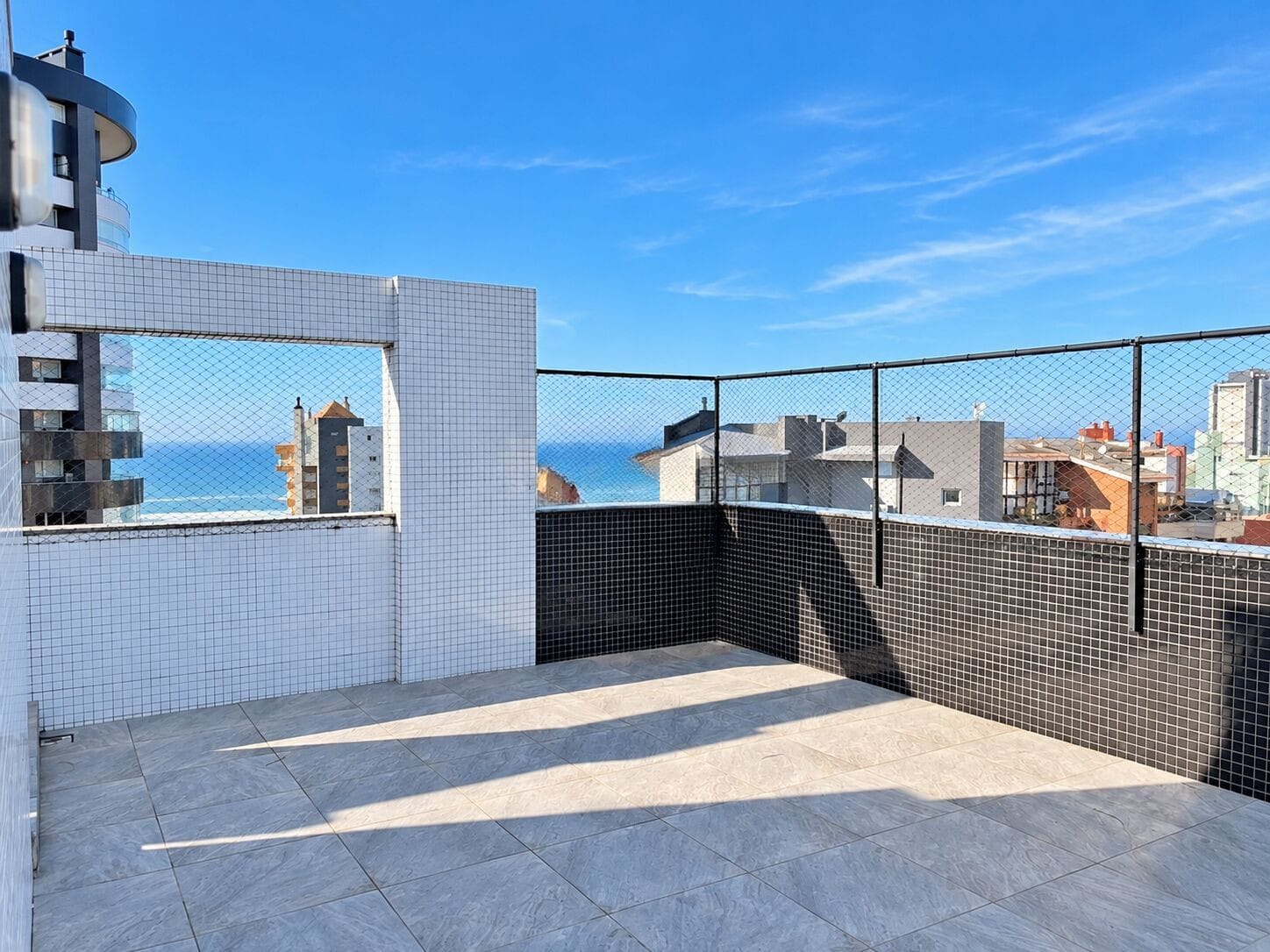 Terraço aberto com vista para o mar