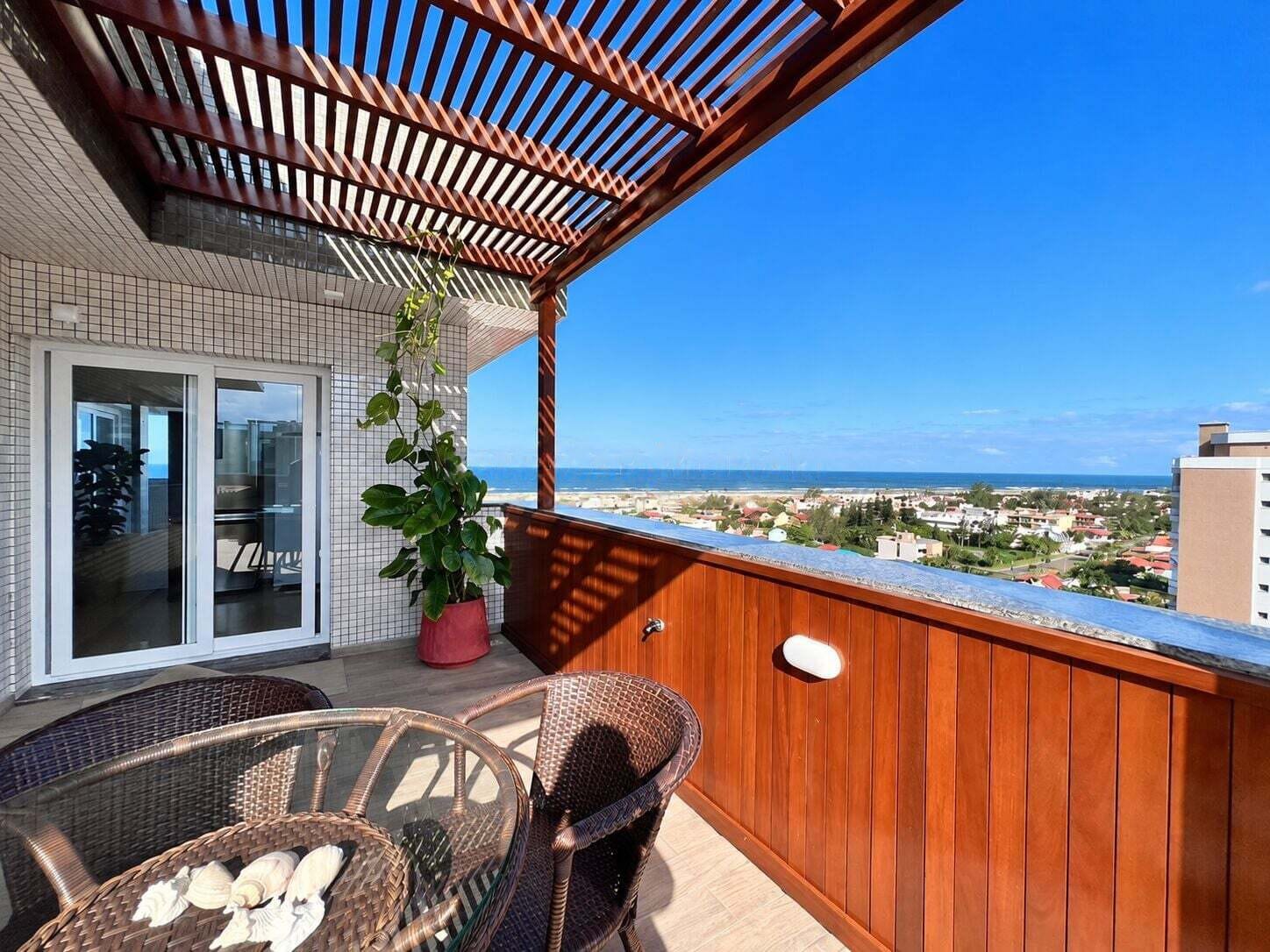 Terraço da cobertura com pergolado e vista aberta