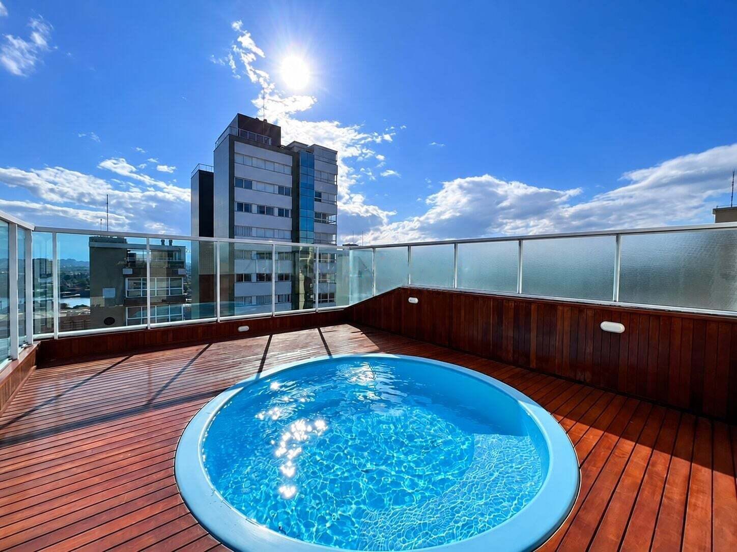 Piscina privativa no deck de madeira da cobertura
